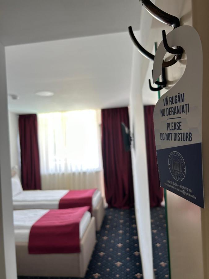 Hotel Agora เนพทุน ภายนอก รูปภาพ