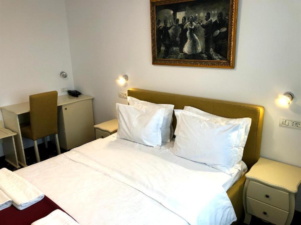 Hotel Agora เนพทุน ภายนอก รูปภาพ