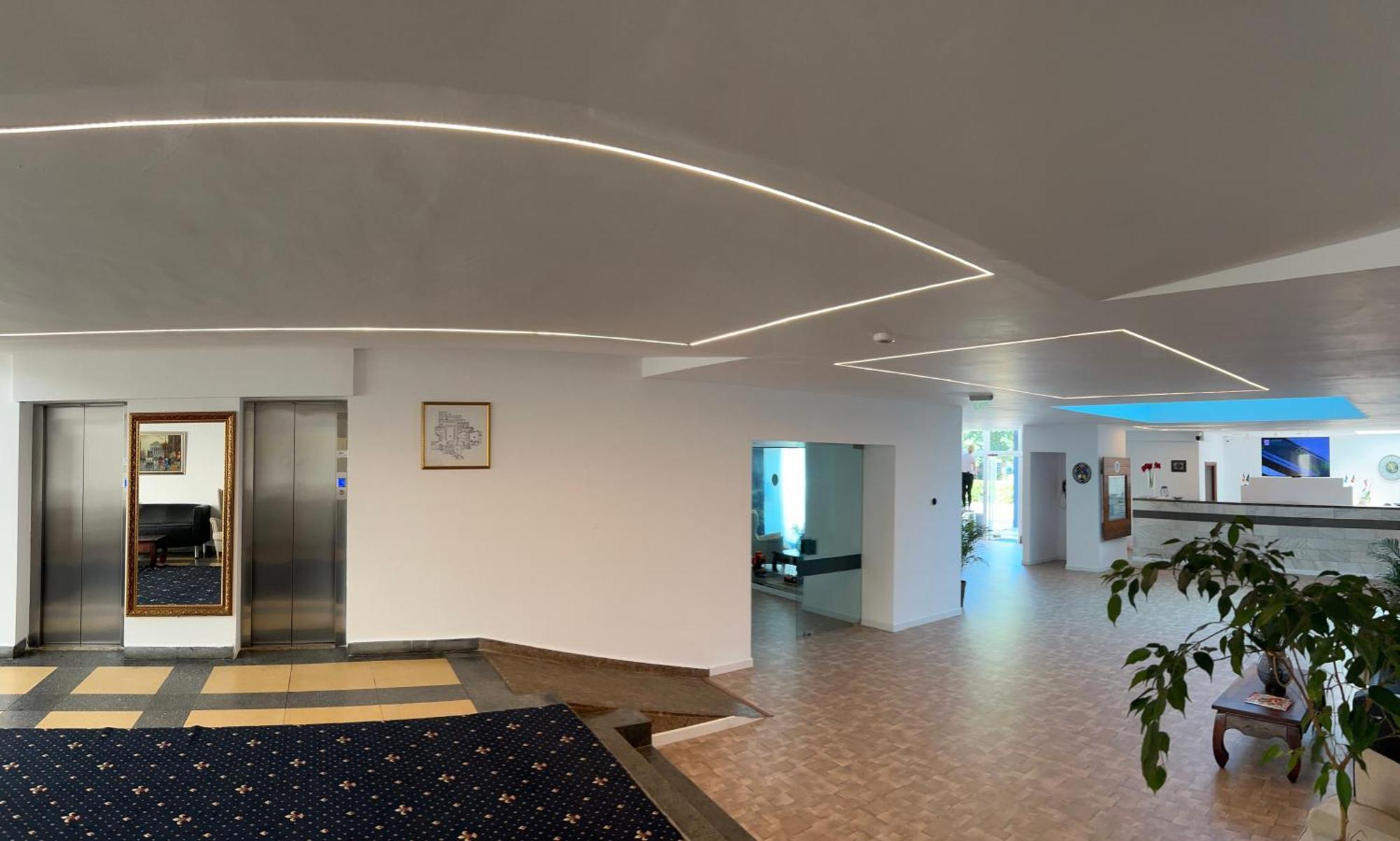 Hotel Agora เนพทุน ภายนอก รูปภาพ
